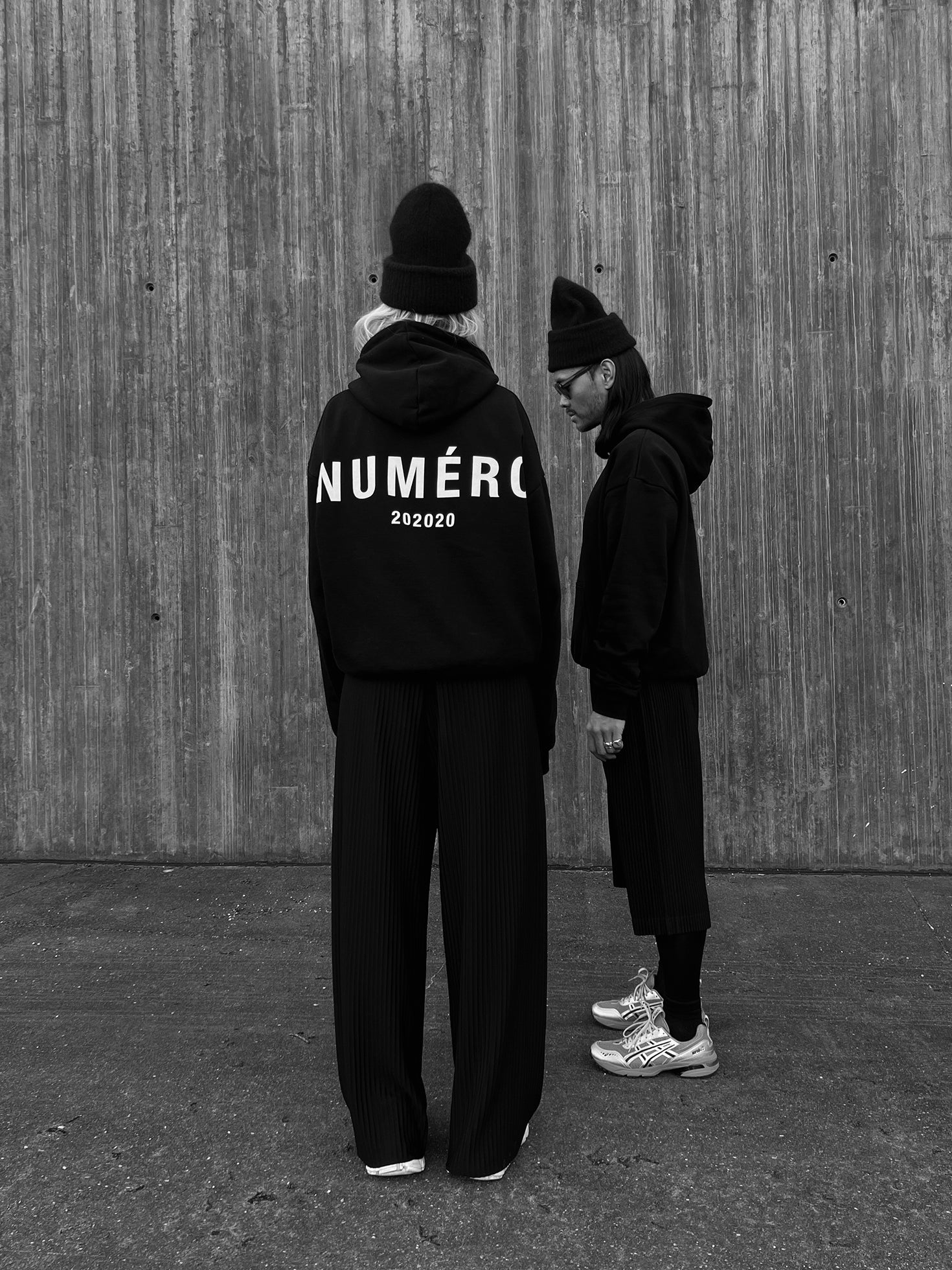 HOODIE OVERSIZED NR. 006 | schwarz mit weißem Logo