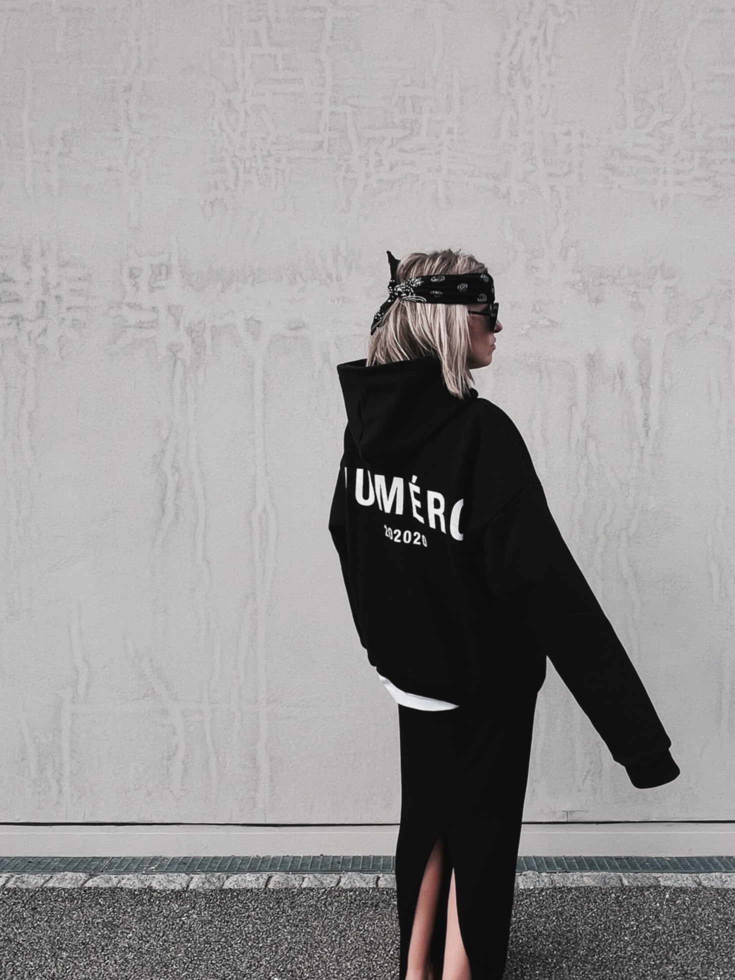 HOODIE OVERSIZED NR. 006 | schwarz mit weißem Logo