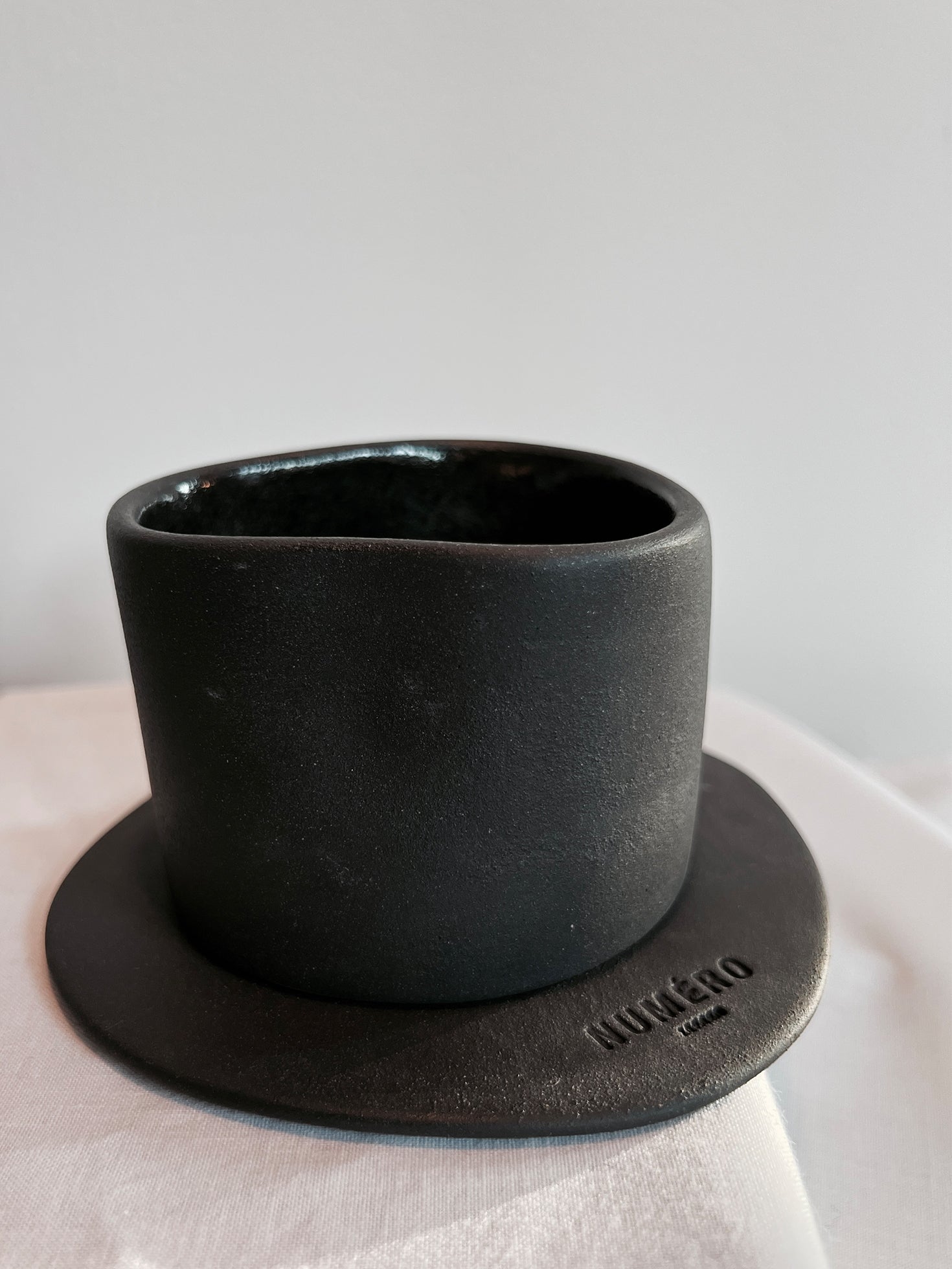 BECHER AUF TELLER NR. 022 | schwarz