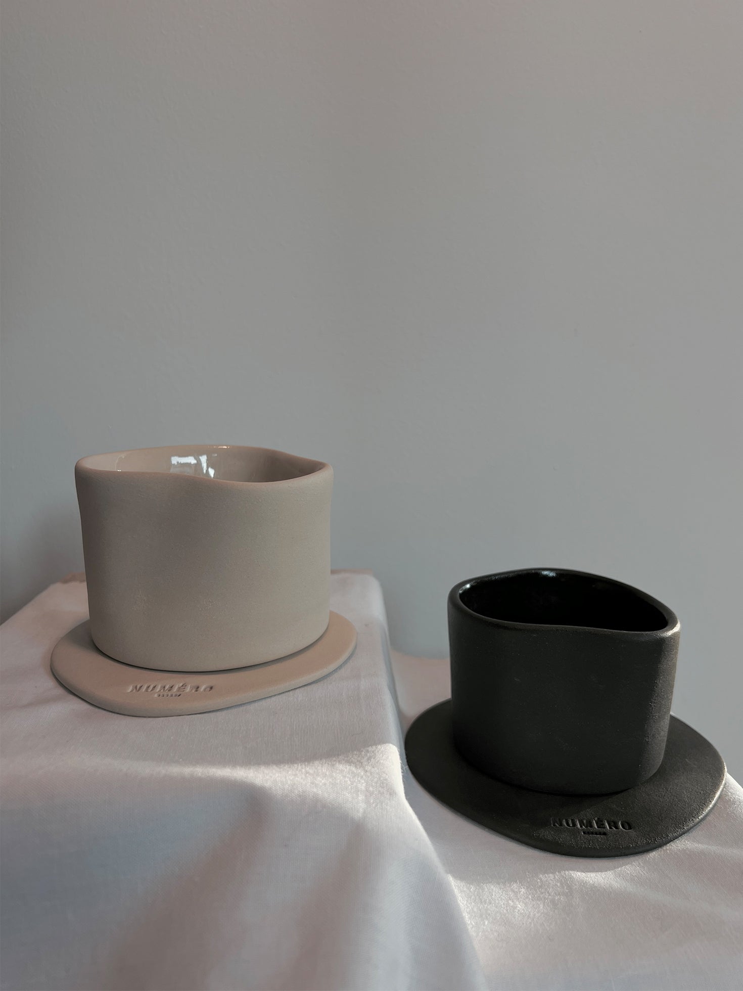 BECHER AUF TELLER NR. 022 | schwarz