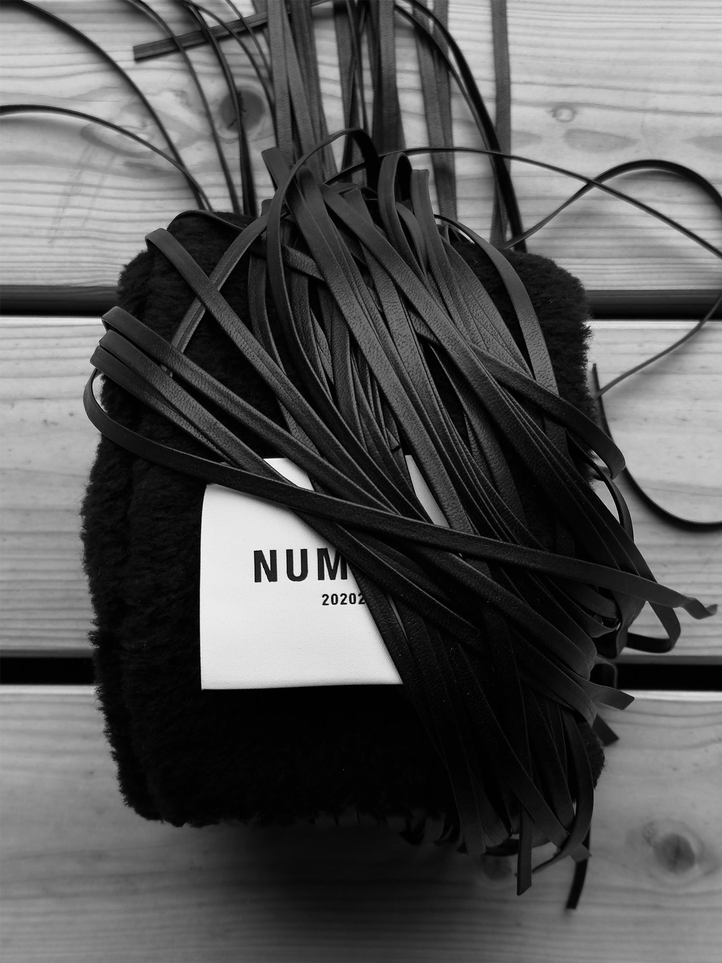 SCARF WITH FRINGES NO. 041 | black