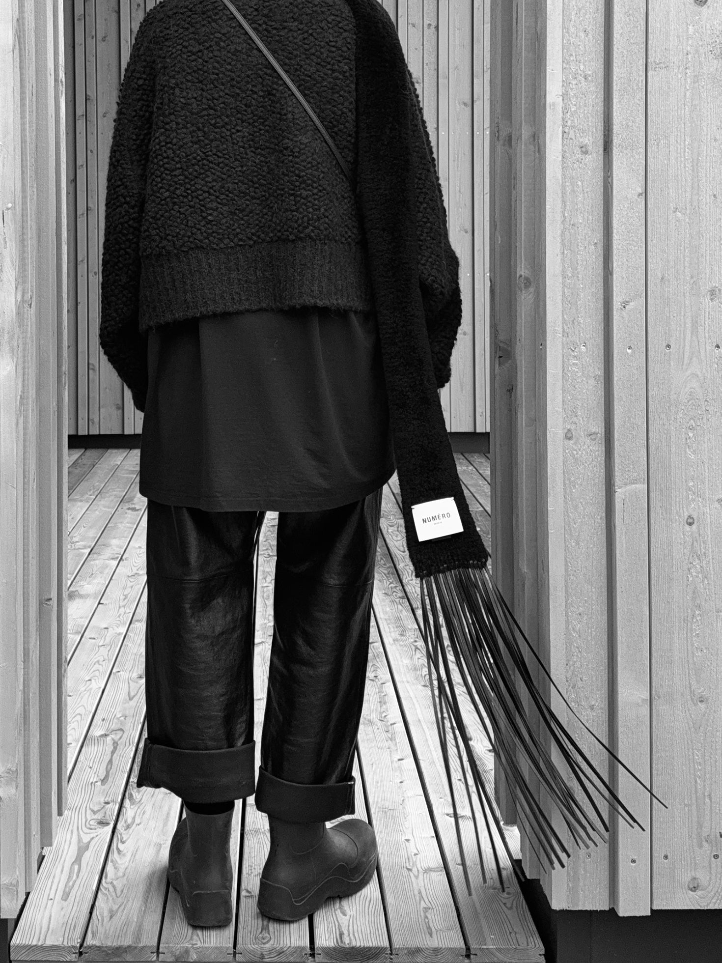 SCARF WITH FRINGES NO. 041 | black